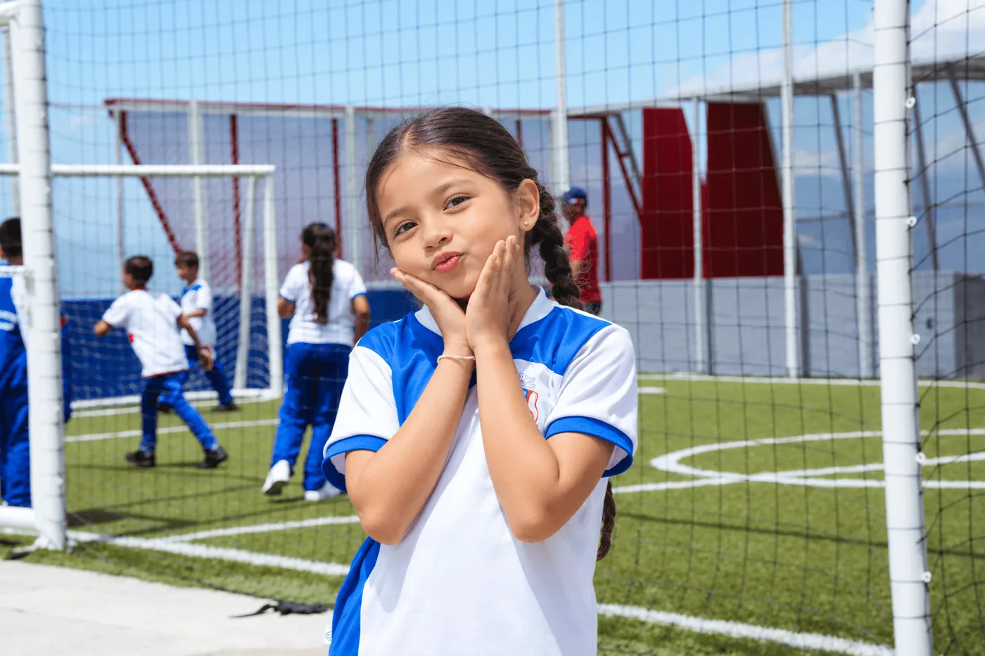Estudiante en la cancha de fútbol