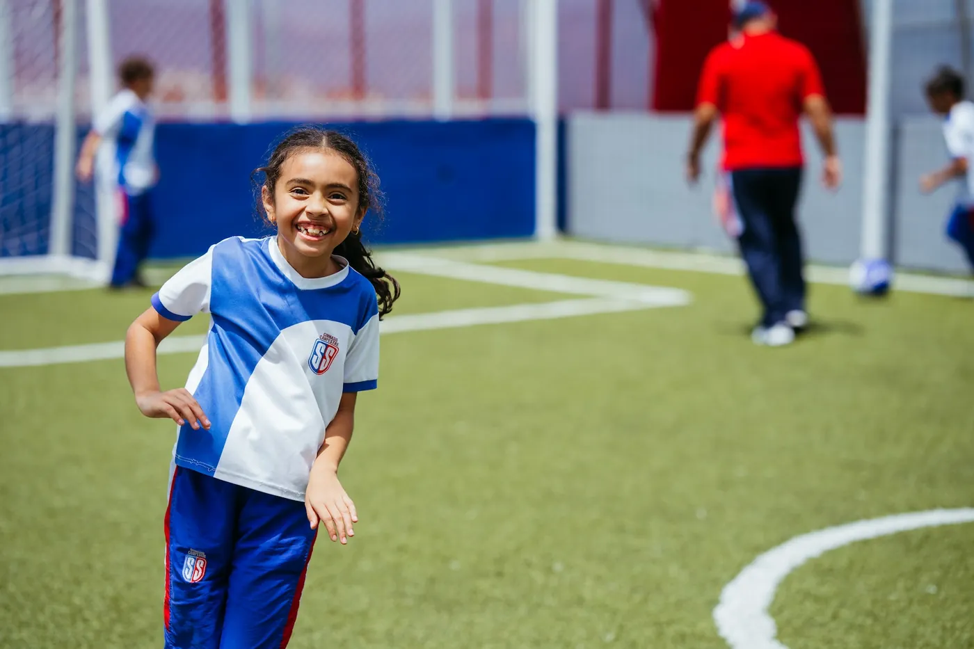 Estudiante feliz en la cancha