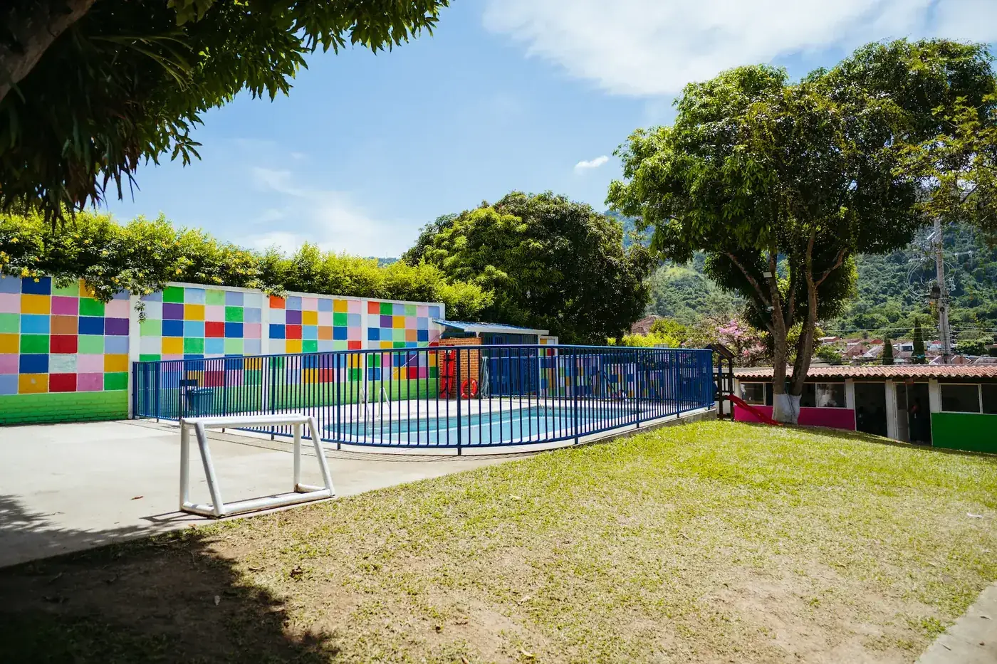 Mural y pasillos del colegio